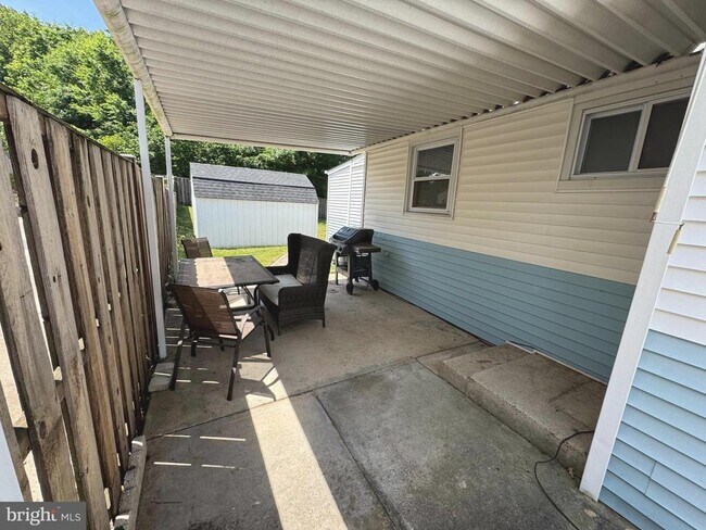 Building Photo - 721 Crabb Ave