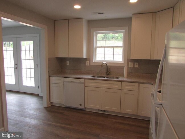 Building Photo - 1230 Elm St