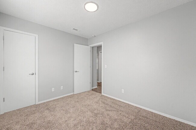 Building Photo - Charming 3-Bed Duplex with Cozy Fireplace on West Thrasher Drive, Fayetteville!