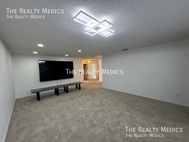 Building Photo - 1328 Karok St