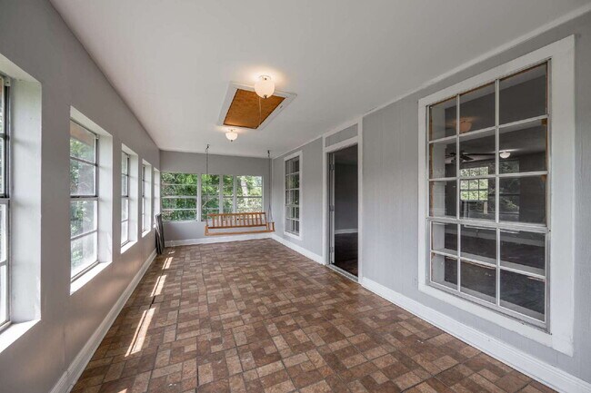 Building Photo - Rare Horse-Ready Property in Manvel