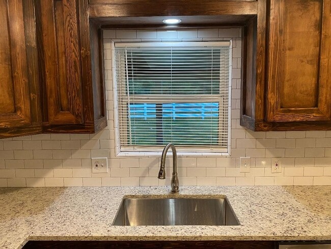 Building Photo - 10451 N Essex Dr