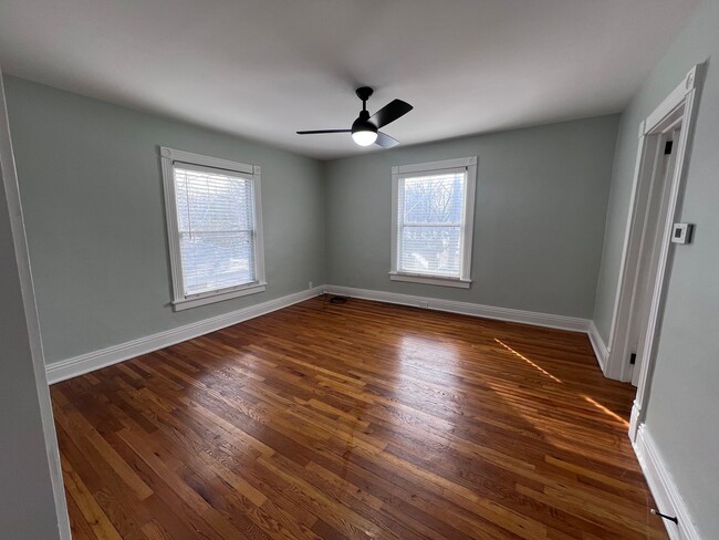 Building Photo - East Hills upper duplex!