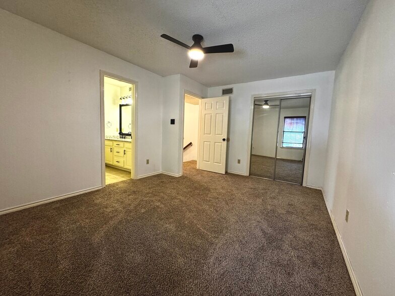 Building Photo - 2058 Owasso St