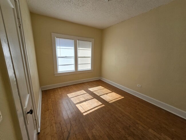 Building Photo - Nice 2 Bedroom & Large extra room that you...