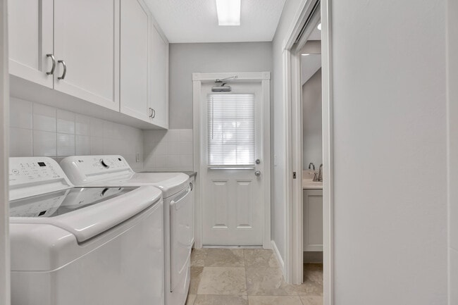 Building Photo - 2873 E Community Dr