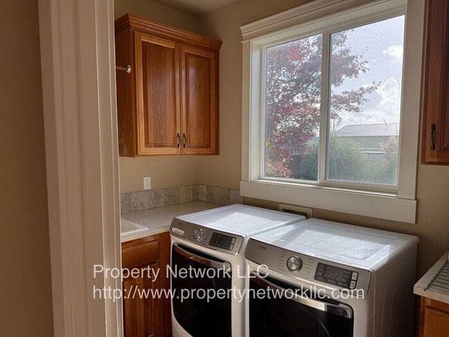 Building Photo - Spectacular 4 Bedroom Home in Gresham