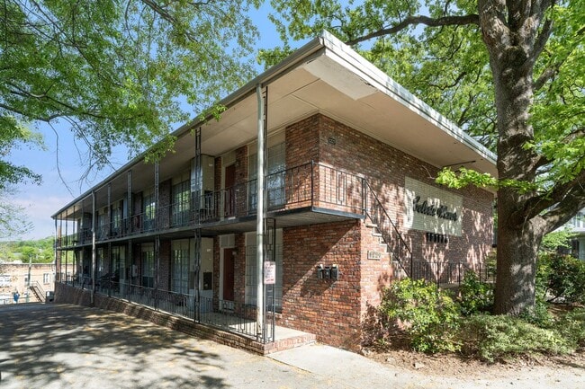 Building Photo - Celeste Manor - 1 Bedroom / 1 Bathroom, Updated