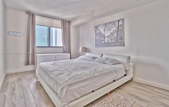 Building Photo - 999 SW 1st Ave