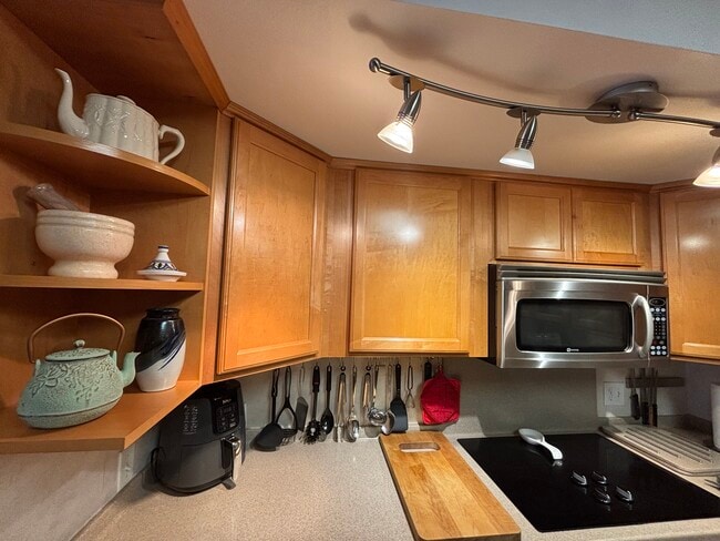 Building Photo - 221 N Bay Ln