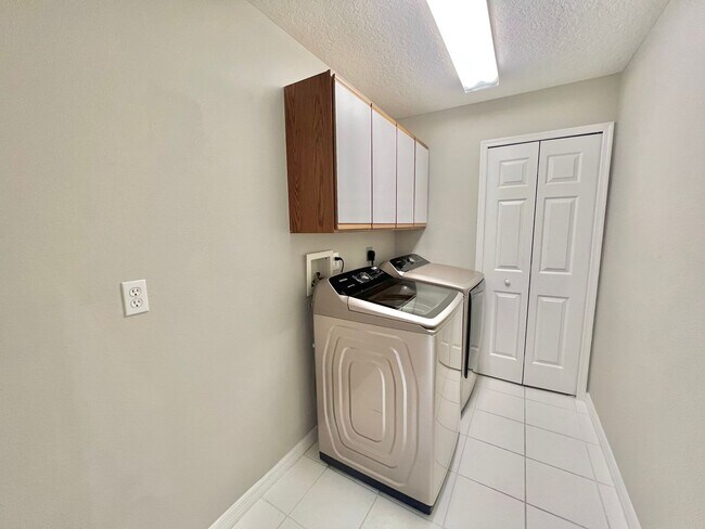 Building Photo - Stunning 3BD/2BTH Pool Home in Tarpon Spri...