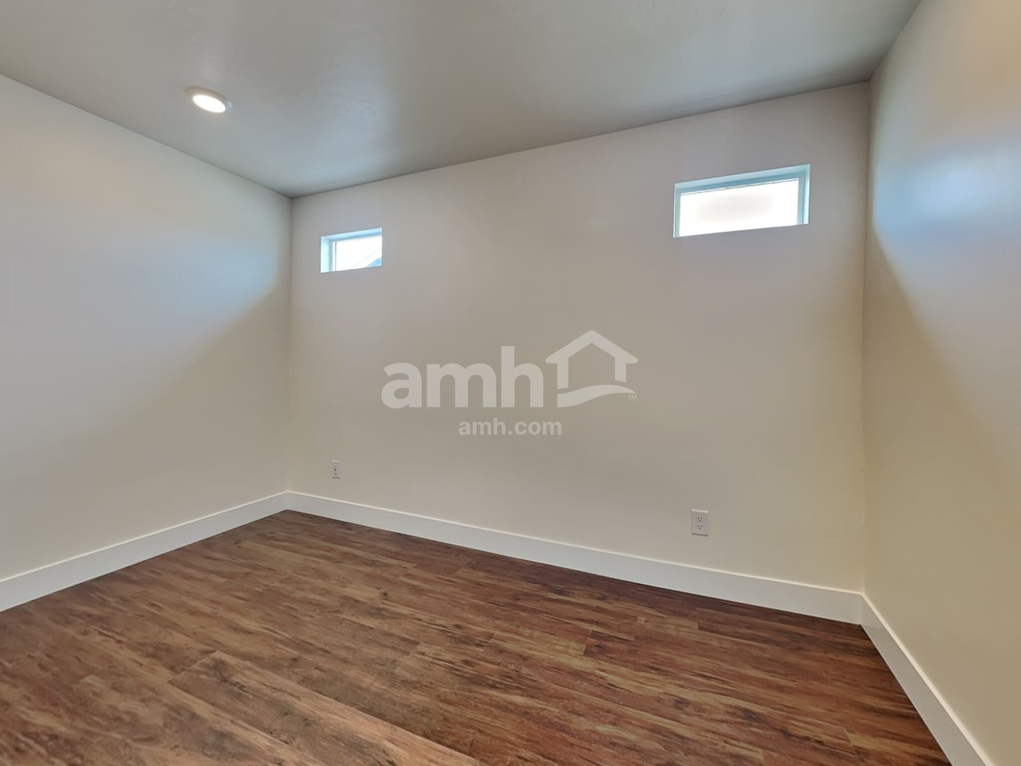 Building Photo - 1067 S Jillian Ave