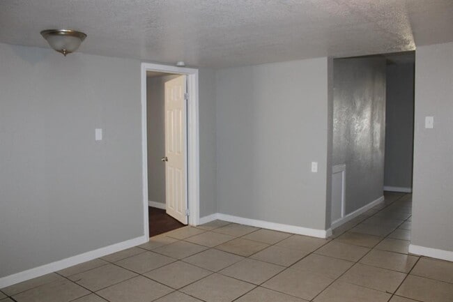 Building Photo - 1712 Thompson Dr