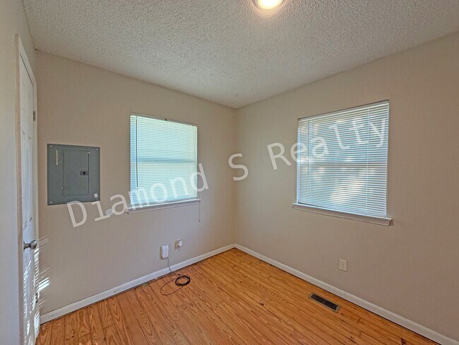 Building Photo - JUST REDUCED!  2 Bedroom House with Large ...