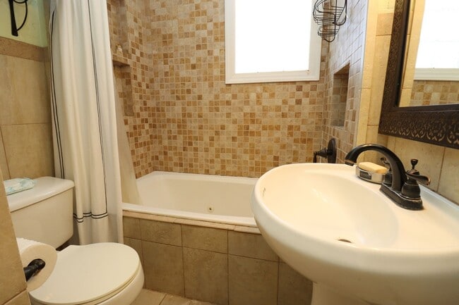 Building Photo - Charming 3 Bedroom, 2 Bath Brick Bungalow ...