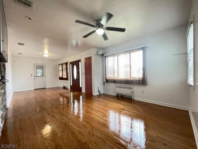 Building Photo - 39 Hillman Dr