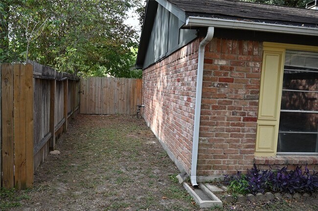 Building Photo - 22119 Singing Spurs Dr