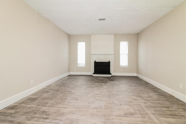 Building Photo - 800 Plaza Dr