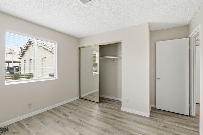 Building Photo - 2 bed, 2 bath Condo Right outside of Summerlin!