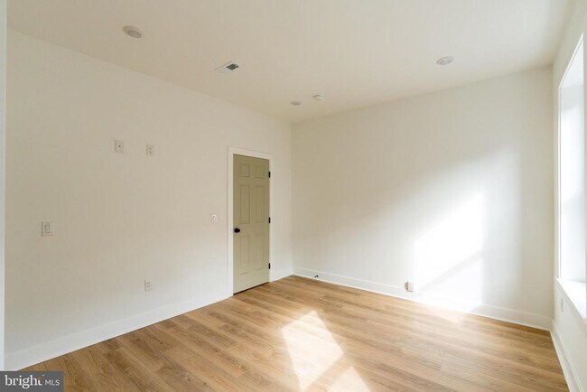 Building Photo - 1824 N Bouvier St