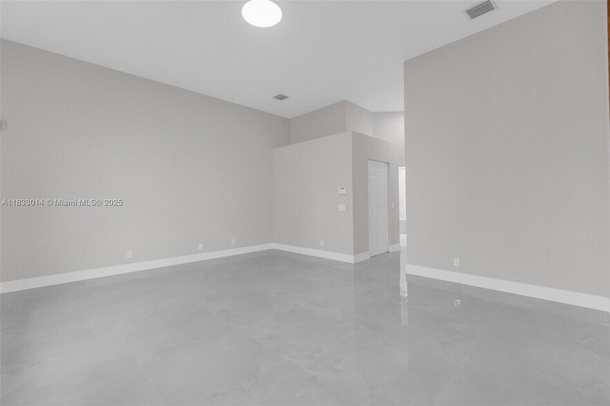 Building Photo - 2553 Bay Pointe Dr