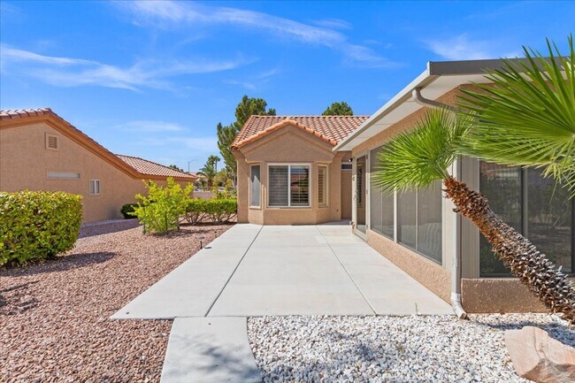 Building Photo - Large 2 Bedroom, 2 bath, unique Sun Room i...