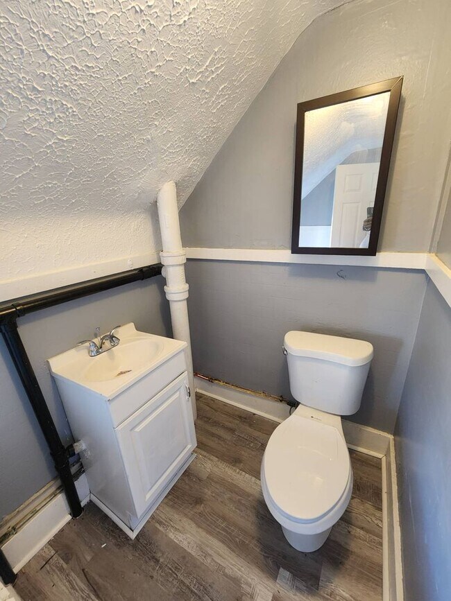 Building Photo - Charming 4-Bedroom Property in Prime Location (SECTION 8 VOUCHERS ACCEPTED)