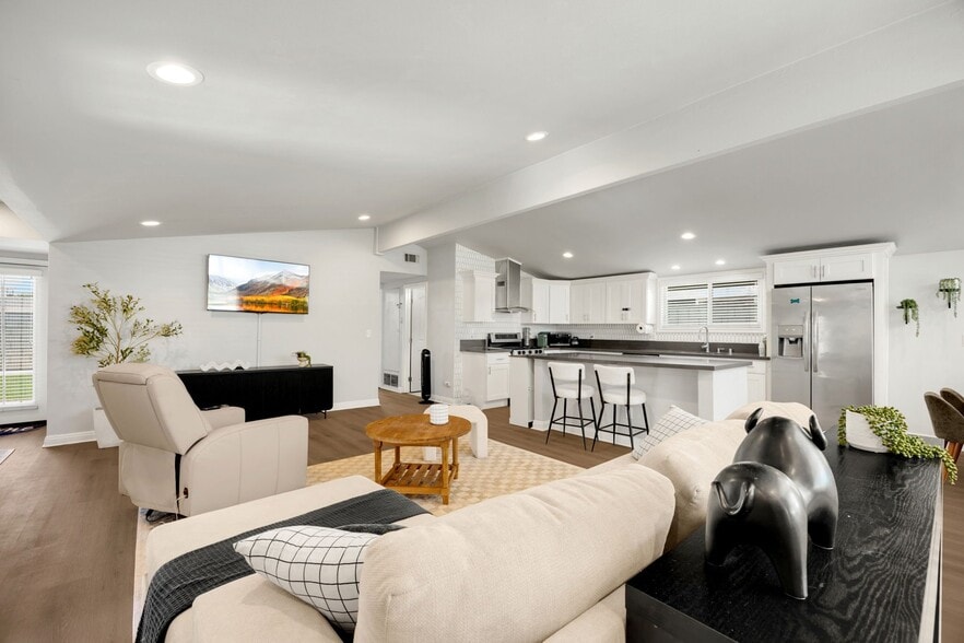 Building Photo - 1048 N Hermosa Dr
