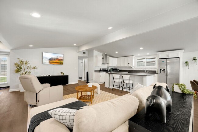 Building Photo - 1048 N Hermosa Dr