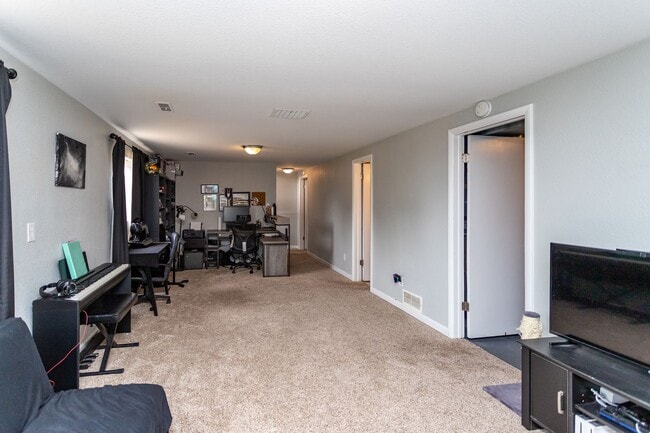 Building Photo - Peaceful Bi-Level Home in a Quiet Cul-de-Sac