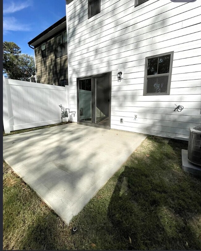 Building Photo - 53 Connaught Ct
