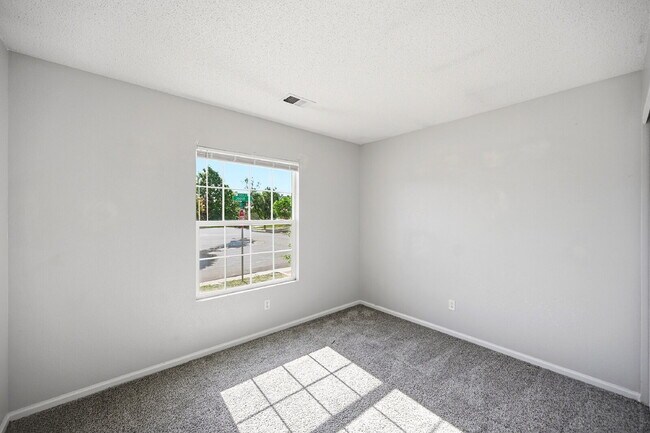 Building Photo - $2,495.95 - 3 Bed, 2 Bath Home in Denver with Central AC and Fenced in Yard!