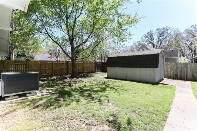 Building Photo - 1005 Robin Haven Dr