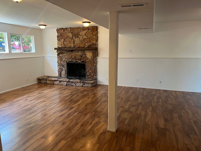 Building Photo - 4bd/2.75ba Bellevue Home