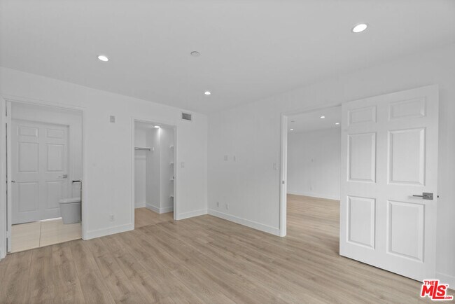 Building Photo - 725 N Alfred St