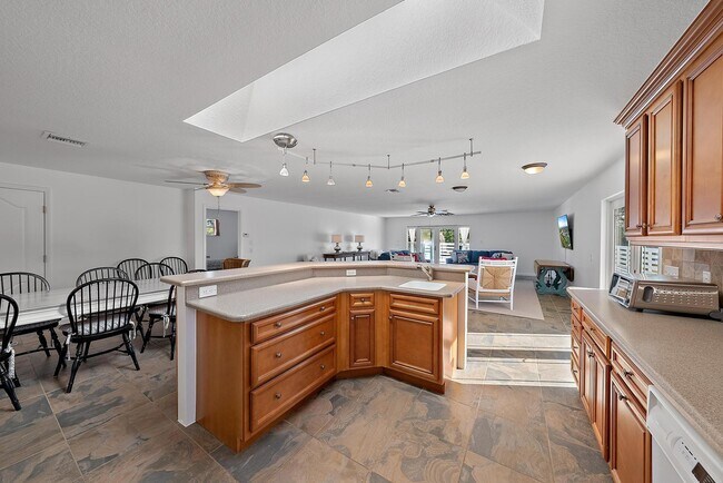 Building Photo - 10275 SW Green Ridge Ln
