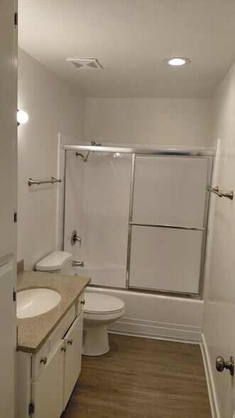 Bathroom - 25 New York St