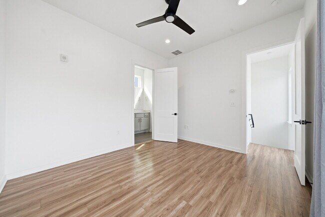 Building Photo - Spacious 3-Bed, 3-Bath Condo with Scenic Views in Vibrant Austin!