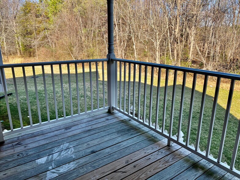 Private balcony with forest view - 9373 Manowar Ct