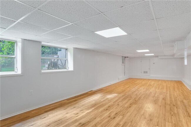 Building Photo - 3659 Admiral Dr