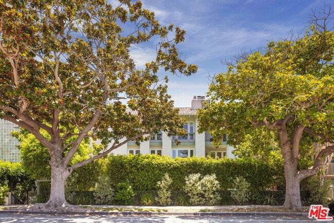 Building Photo - 502 San Vicente Blvd