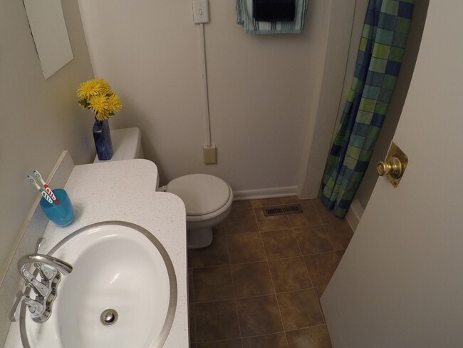 Building Photo - 3001 Kossuth St