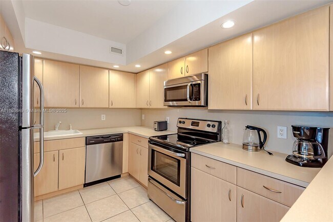 Building Photo - 5600 Collins Ave