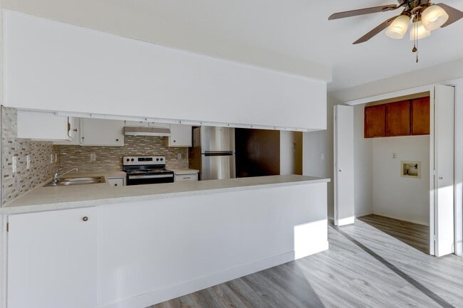 Building Photo - 10357 W Cory St