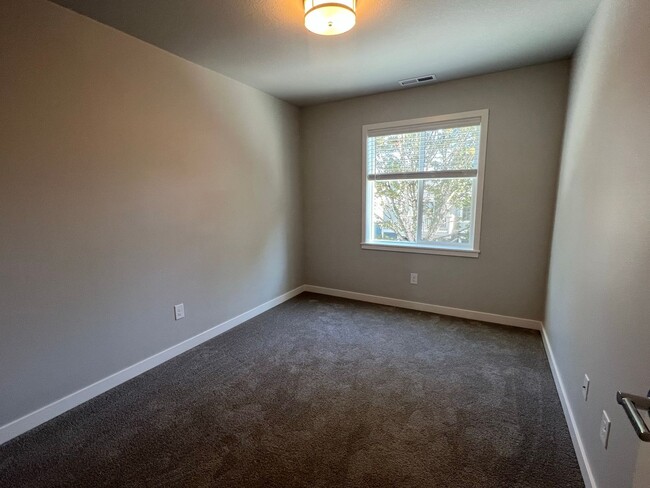 Building Photo - Beautiful, Newer Townhome!  Walking distance to many amenities.