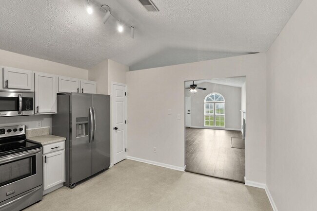 Building Photo - 2583 Woodhill Dr