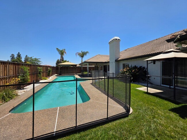 Building Photo - 4 bedroom 2 bathroom with a pool and solar!