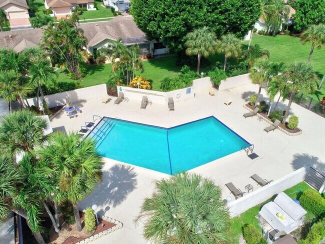 Building Photo - 18196 Clear Brook Cir