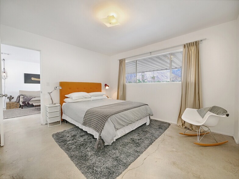 Building Photo - 277 East Racquet Club Road