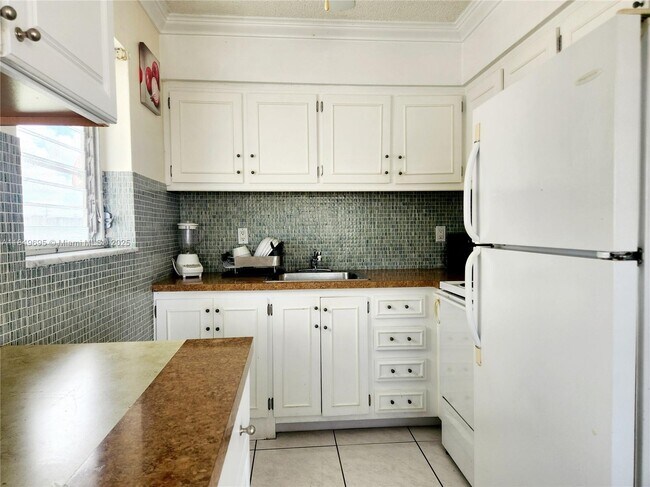 Building Photo - 920 SW 11th Ave